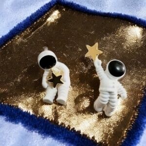 MODCLOTH ASTRONAUT POST EARRINGS
